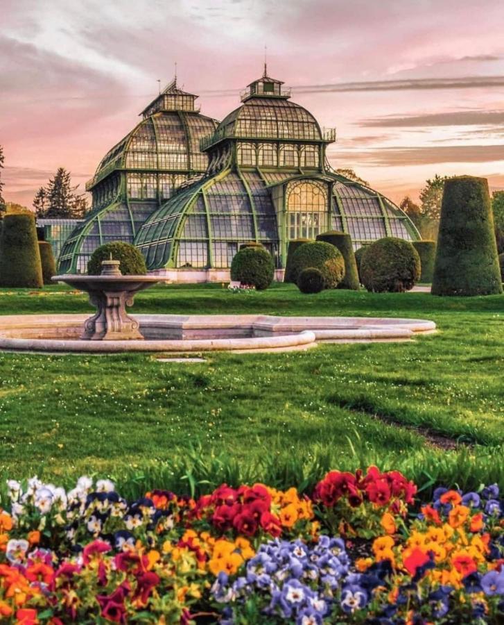 Regal Retreat Intimate Elegance Near Schoenbrunn Palace ウィーン エクステリア 写真